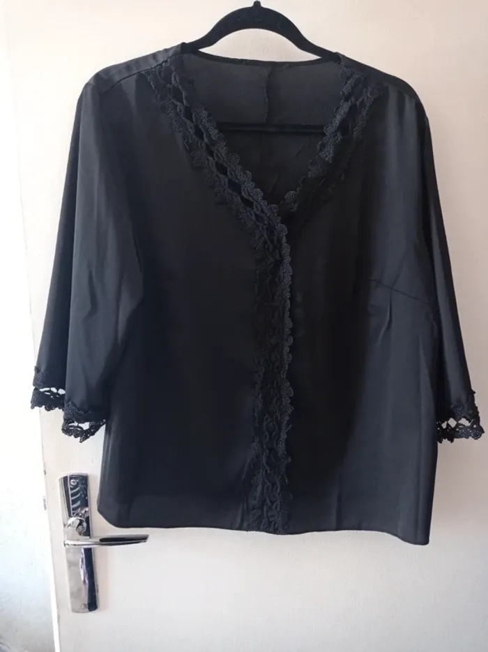 Blouse a dentelle femme de couleur noir