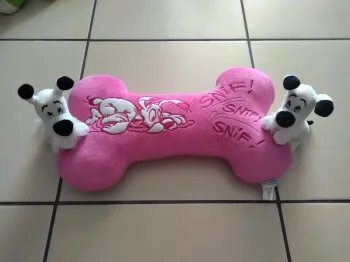 Lot peluche Idéfix et coussin  en forme d'os parc Astérix