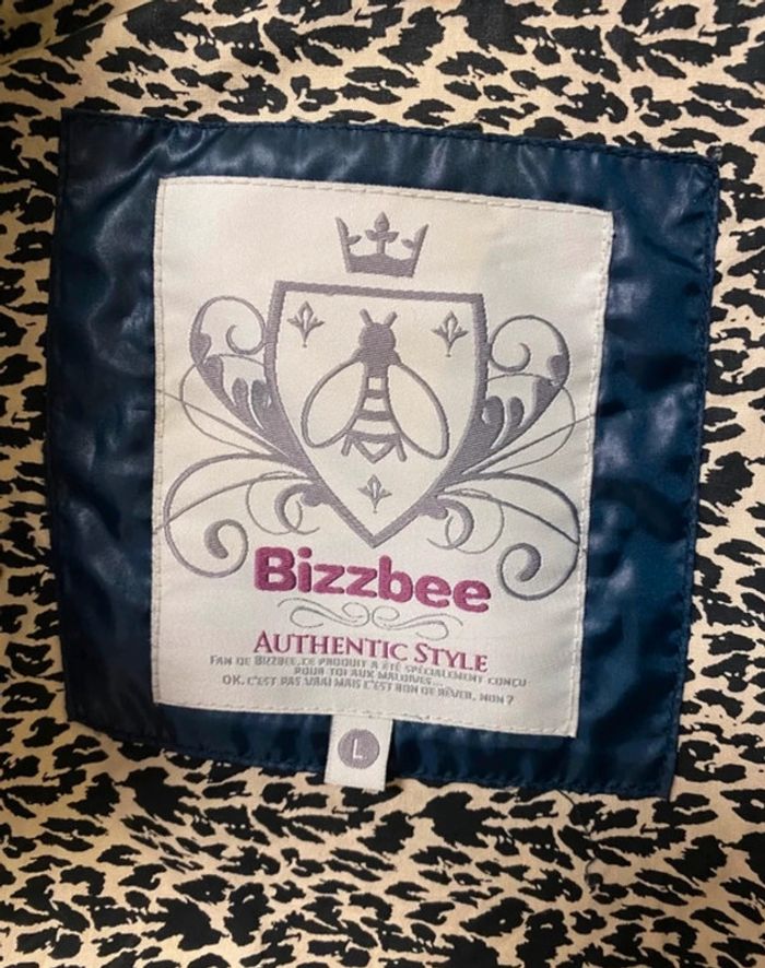 Jolie doudoune marine Bizzbee taille 40 quelques petits défauts sinon reste en bon état - photo numéro 5