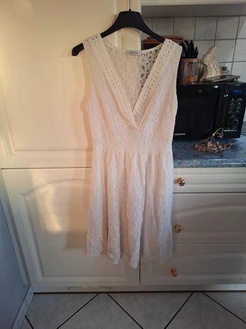 Robe blanche colle en v courte