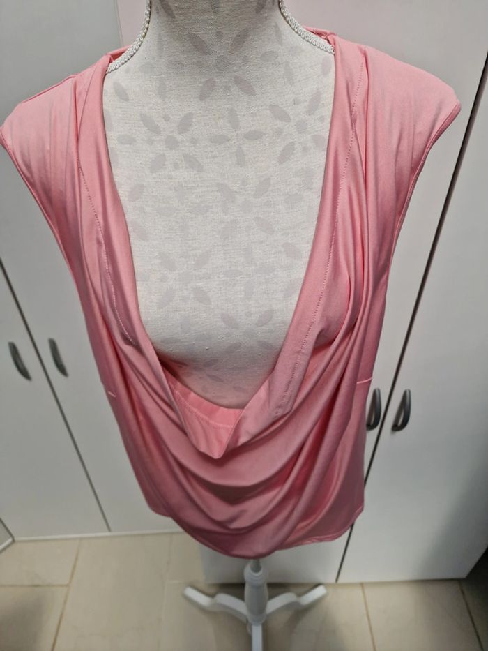 Débardeur Rose Pastel Drapé Décolleté Sexy Plongeant Homme - photo numéro 3