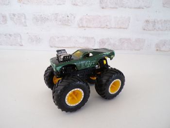 Monster trucks - Hot wheels - 01  (J12)