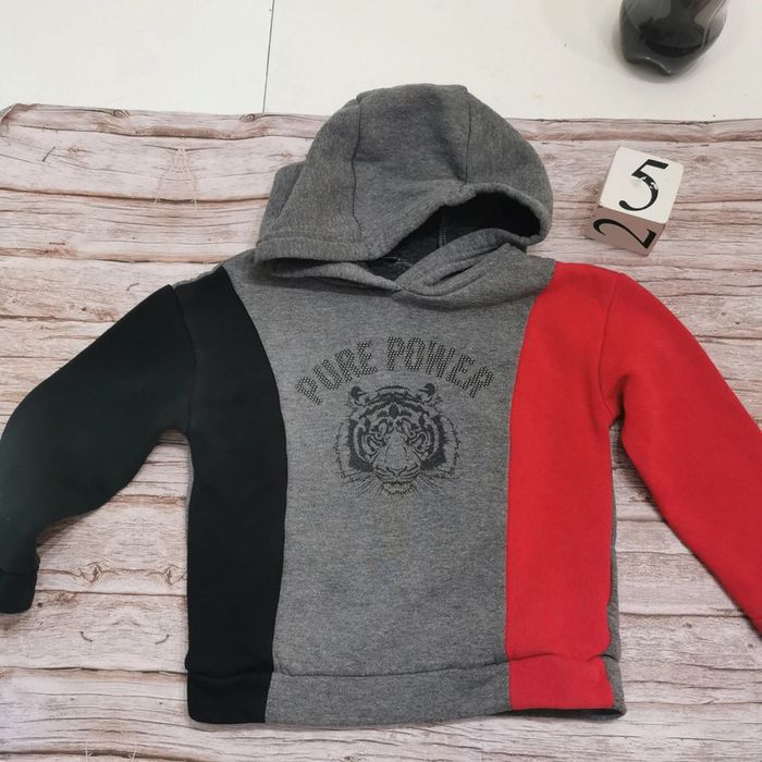 Pull à capuche noir gris rouge kiabi 5ans - photo numéro 3