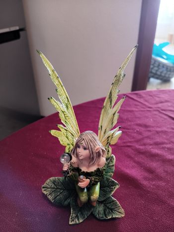 Figurine fée verte en résine