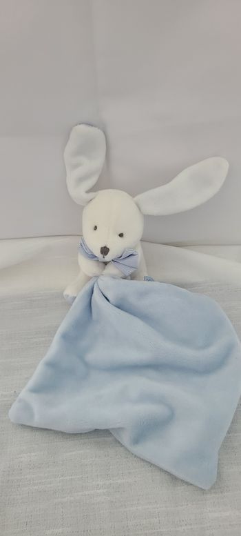 Doudou et Compagnie Lapin blanc bleu mouchoir noeud
