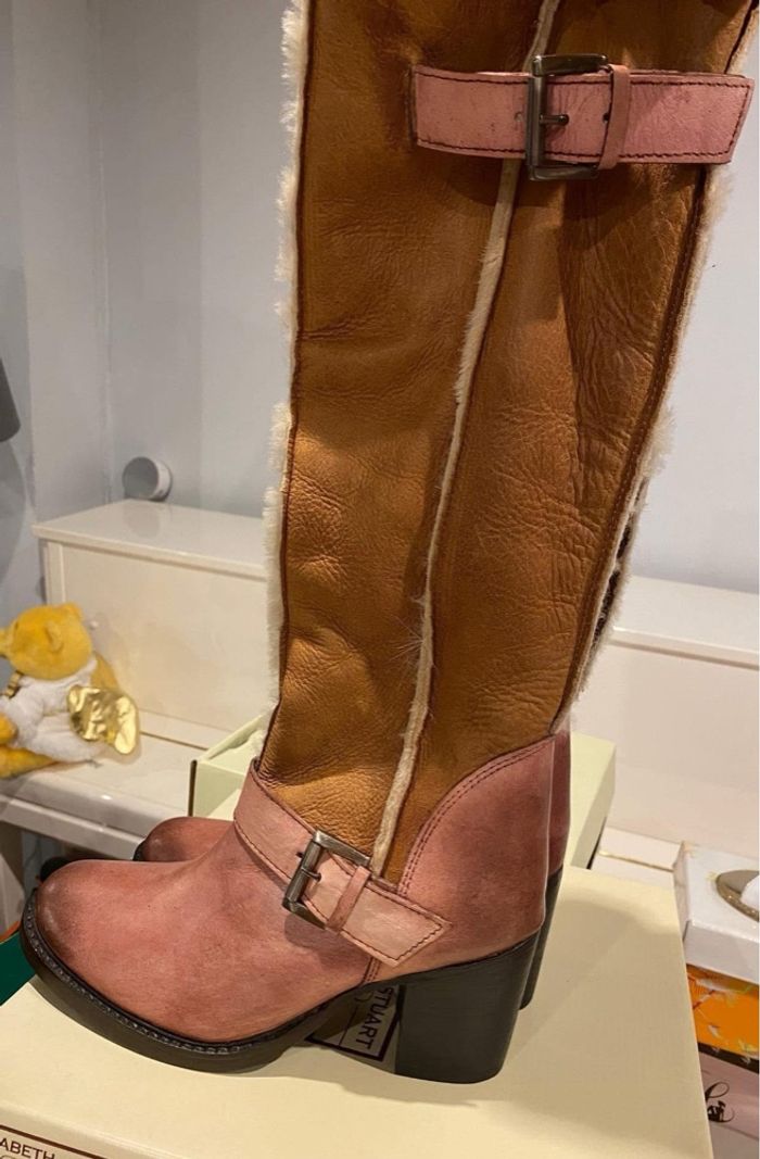 BOTTES ELIZABETH STUART NEUVES Bottes à talons Lude marron clair et beige talon : 7.5 cm - tige: 38 cm - T. 37 À vendre dans leur boite  VALEUR : 225E A VENDRE : 80e - photo numéro 5