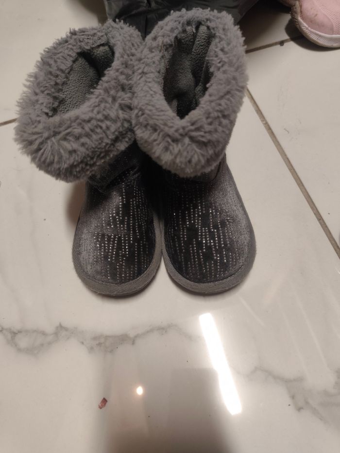 Bottes  fourrées grises  nouées derrière