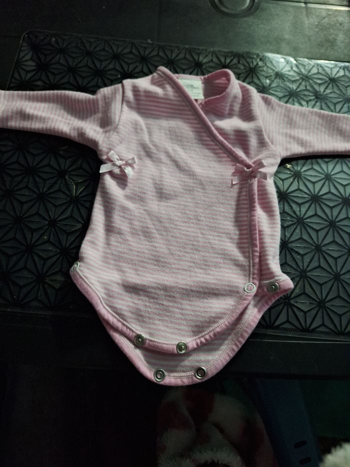 3 vêtements fille taille 3 mois - photo numéro 3