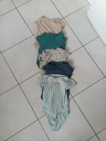 Lot 5 bodies 23 et 24 mois Kiabi tape a l oeil