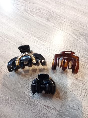 2 pinces noires et 1 pince marron pour coiffure cheveux