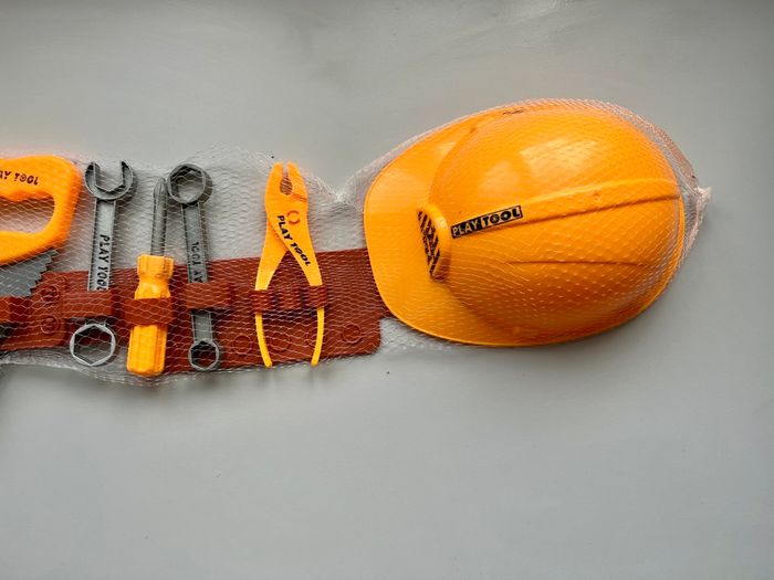 Casque de chantier avec ceinture et divers outils pour enfant - photo numéro 1