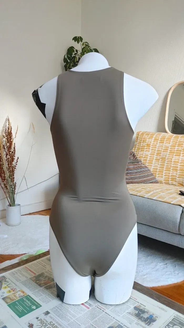 Body en nylon sans manche encolure américaine - photo numéro 4