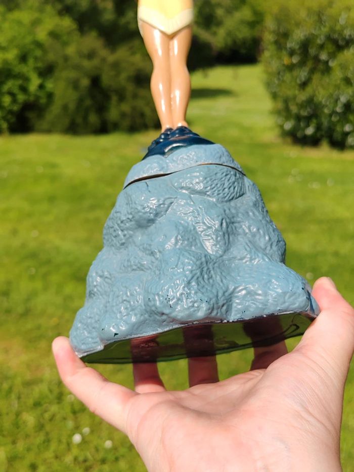 Grande figurine vintage Pocahontas sur son rocher - photo numéro 11