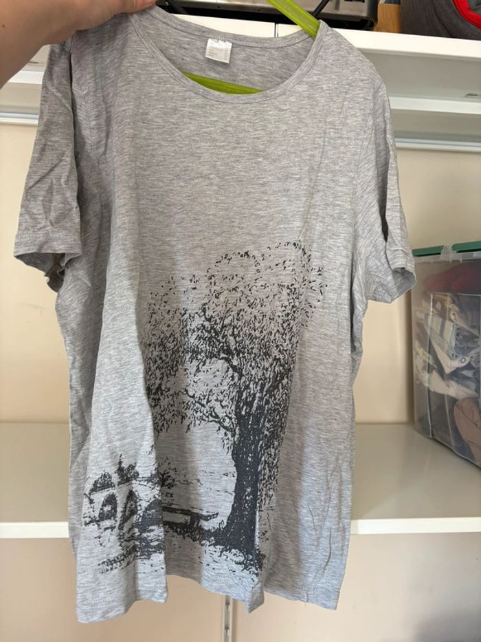Haut gris avec arbre