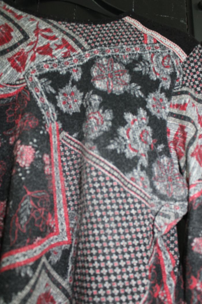 Pull fin noir, gris et rouge - photo numéro 4