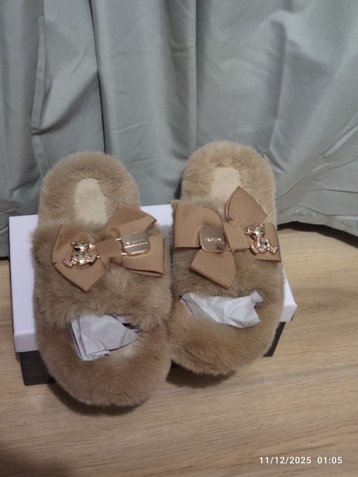 Chaussons fourrés camel ultra doux avec nœud & petit ourson doré – Taille 39 - photo numéro 3