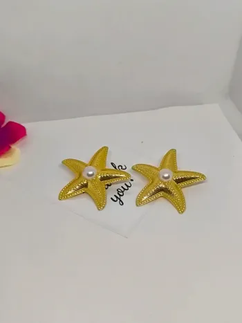 Boucles d'oreilles dorées étoile de mer avec perle blanche nacrée