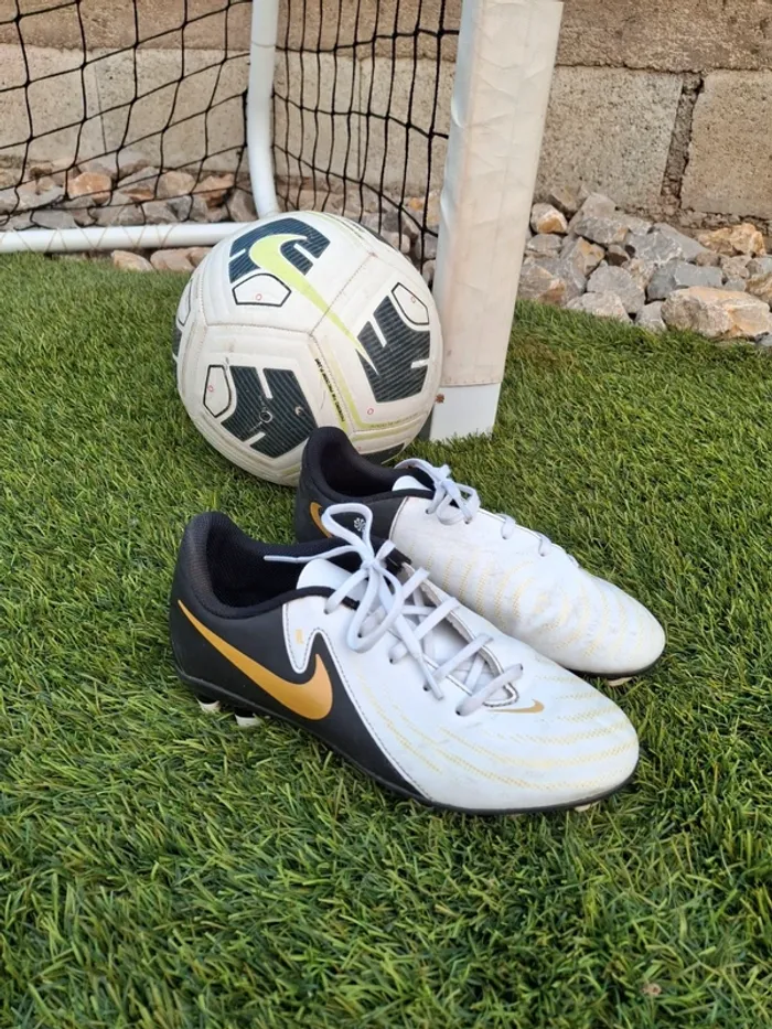 Crampon de foot nike taille 36 - photo numéro 2