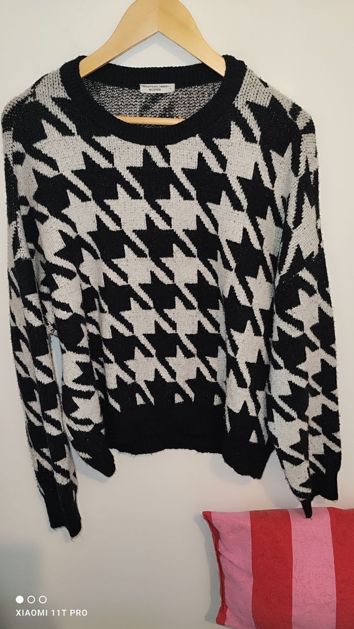 Pull noir et blanc, en très bon état, taille L