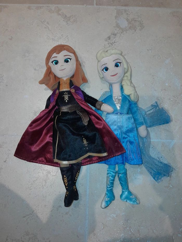 2 peluches reine des neiges
