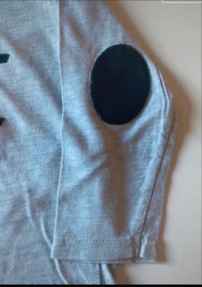 T-shirt / Sous pull manches longues TRÈS BON ÉTAT pour garçon taille 24 mois couleurs gris et noir - photo numéro 4