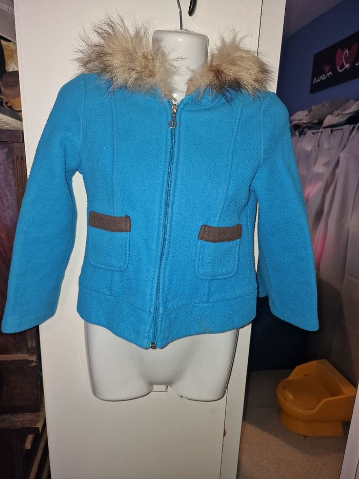 Tres jolie veste polaire moumoute et strass