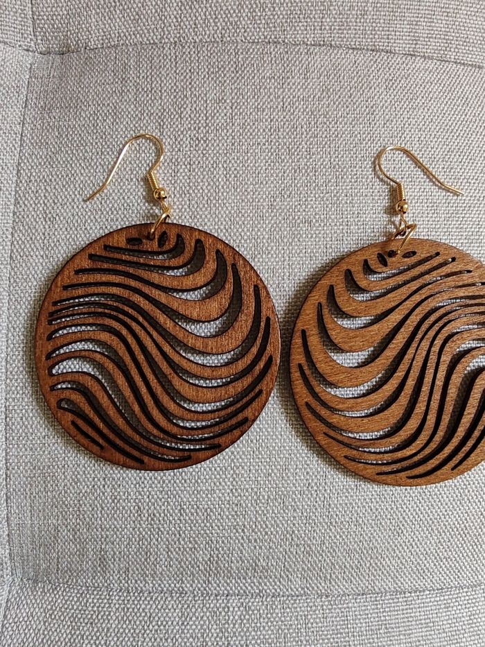 Boucles d'oreilles en bois attache doré Neuve - photo numéro 3