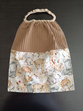 Serviette de table élastiquée, forme bavoir , mixte  , pour cantine école maternelle