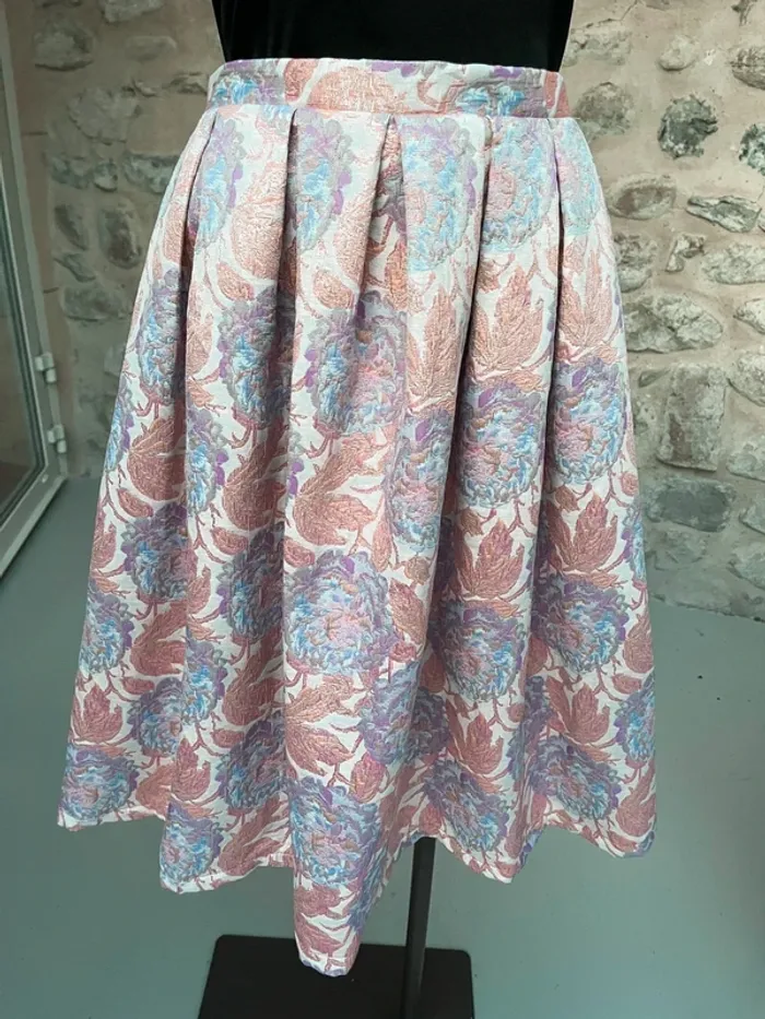 Liquorish - Jupe longue de bal de promo plissée à motif floral en jacquard pastel princesse
