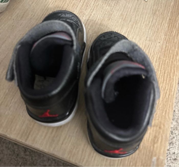 Basket Jordan. Taille 21 - photo numéro 2