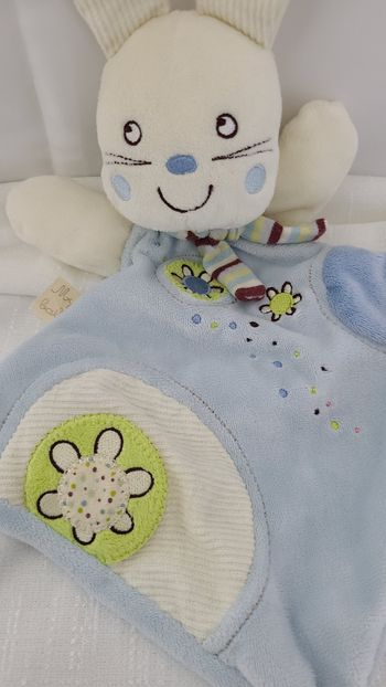 Doudou plat lapin bleu fleurs brodées NICOTOY