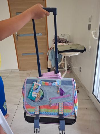 Cartable a roulettes fille neuf jamais servi