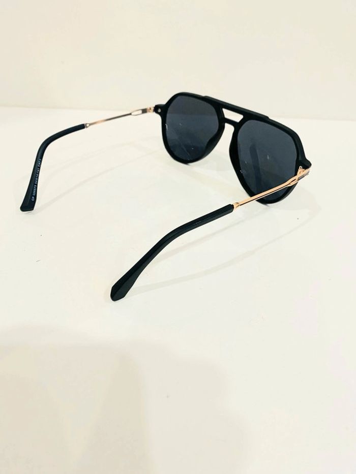 Lunette de soleil mixte noire bras dorés uvprotection catégorie 3 - photo numéro 6