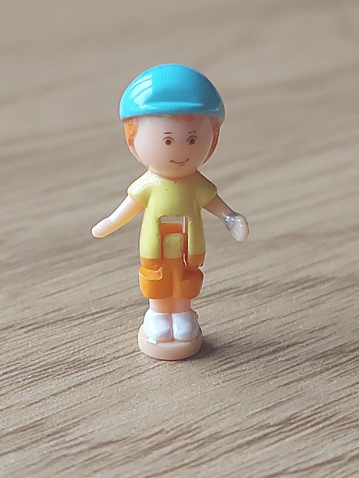 Polly pocket figurine
