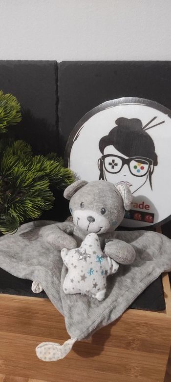 Doudou plat gris ours étoiles ailes Simba Toys Benelux blanc bleu