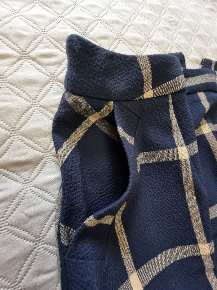 Jolie jupe bleue marine, carreaux beige, 2 poches en biais sur le devant . - photo numéro 7
