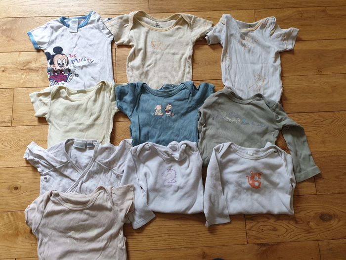 Lot bodys 12 mois