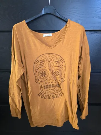 pull fin moutarde tête de mort Allen & Jo