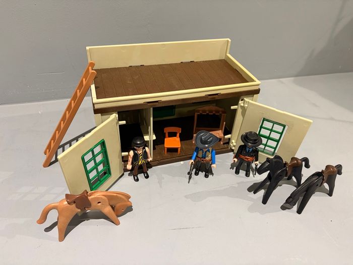 Playmobil Bureau sheriff Sherrif’s Office 3 personnages 1 sheriff, 1 policier et 1 voleur 3 chevaux - photo numéro 4
