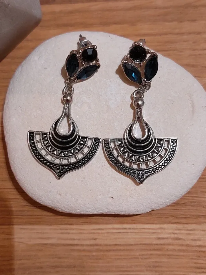 Boucles d'oreilles neuves fantaisie - photo numéro 2