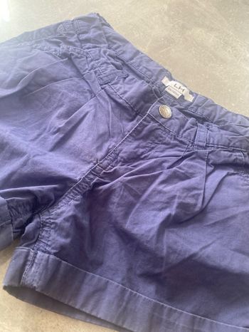 Très joli short, à pinces couleur bleu marine, en très bon état. Taille 10 ans ou 140 cm. Marque la halle.
