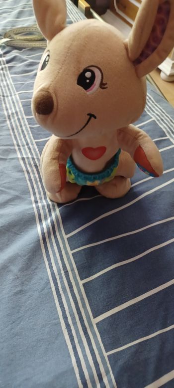 Peluche kangourou qui  saute lisez bien l'annonce surtout