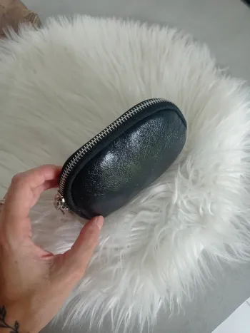 Magnifique porte monnaie en cuir  noir metal irisé neuf avec étiquette model Laure Cherry Paris