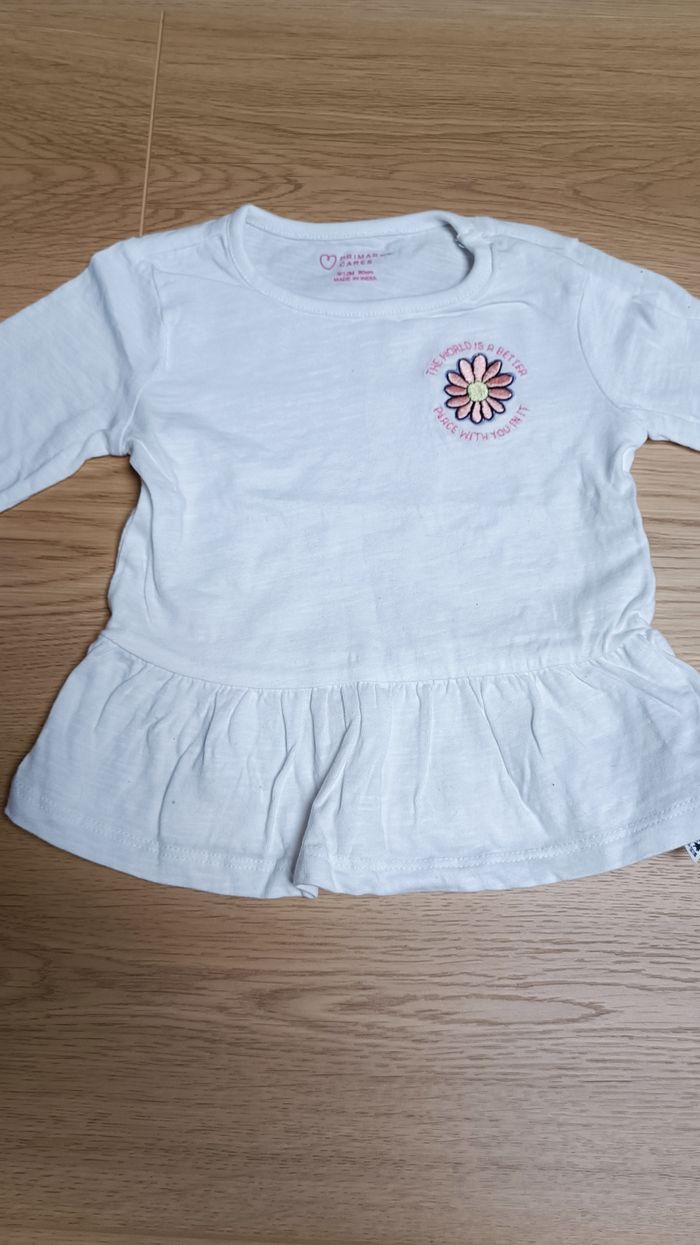 Pantalon, 3 t-shirts et gilet 18 mois - photo numéro 4