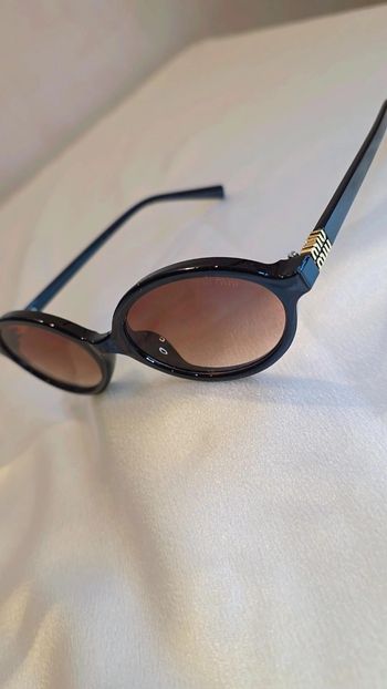 ​Lunettes de soleil . Monture Ovale Noire & Détails Dorés