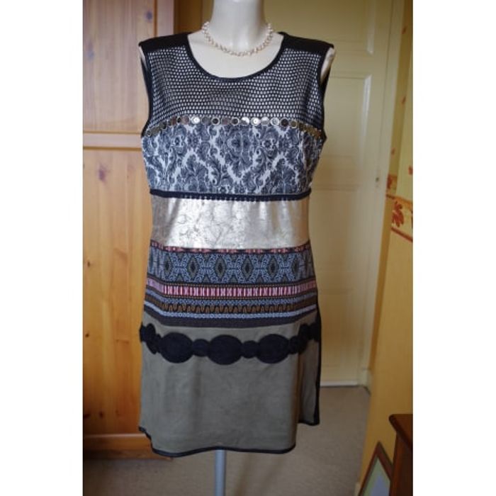 RINASCIMENTO - Robe, broderie, motif noir et kaki T42