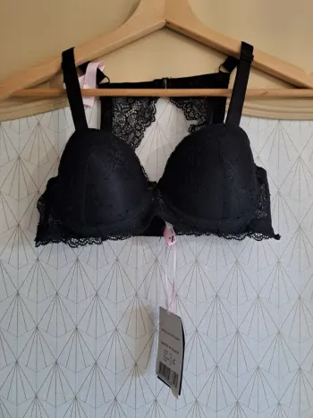 Soutien gorge NEUF avec étiquette noir dos dentelle Soleil sucré rembourré 85C