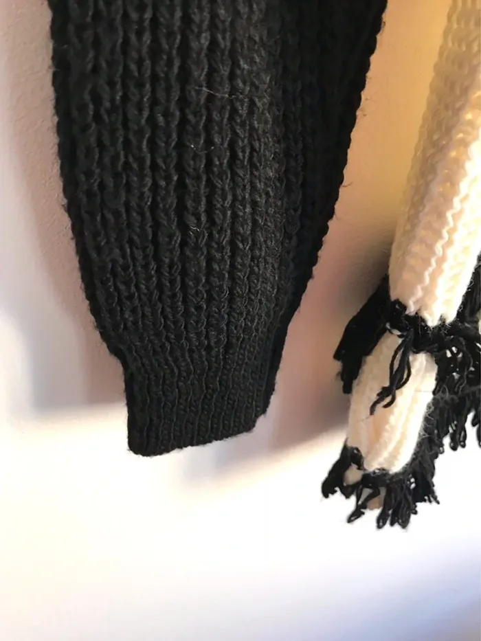 Pull blanc à franges noires taille S - photo numéro 10