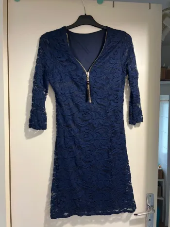 Robe bleue à dentelles