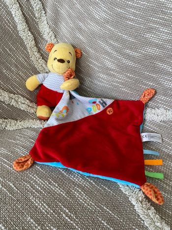Peluche doudou mouchoir 17cm Disney Winnie ours jaune bleu et rouge très bon état